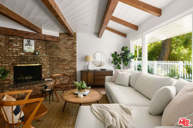 3856 Hayvenhurst Avenue, Encino CA: https://media.crmls.org/mediaz/e2fbf360-e247-47a2-b4be-a48d80836532.jpg