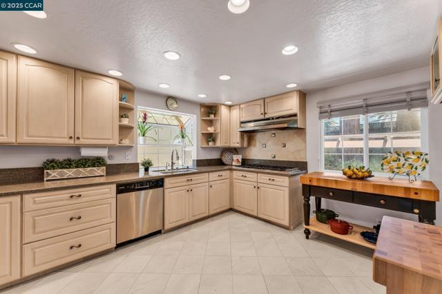 102 Monasterio Ct, San Ramon CA: https://media.crmls.org/mediaz/e2fd6927-32cc-4c58-897b-1e3345eda07f.jpg