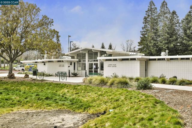 2460 Sky Rd, Walnut Creek CA: https://media.crmls.org/mediaz/e2fdc85f-7050-4a2d-8ad2-6bd00a75397f.jpg
