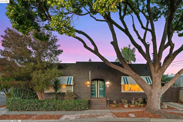 2201 Spaulding Ave, Berkeley CA: https://media.crmls.org/mediaz/e2fe88e7-1045-4e15-86fb-0531851cc18e.jpg