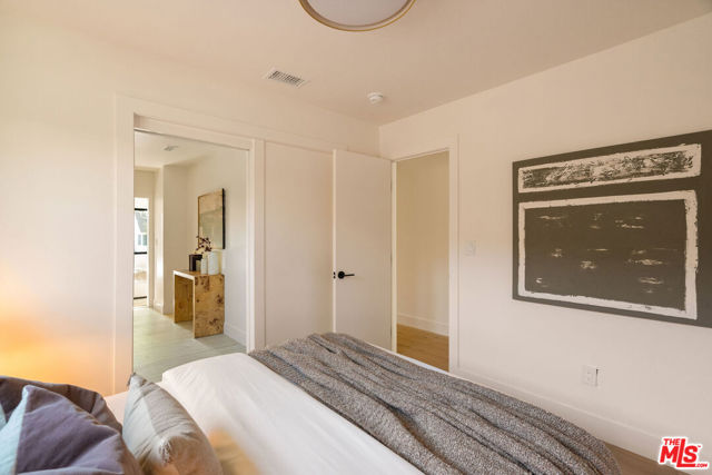 3820 S Burnside Avenue, Los Angeles CA: https://media.crmls.org/mediaz/e3008122-27e9-454d-bfe5-9be9d0a0a519.jpg