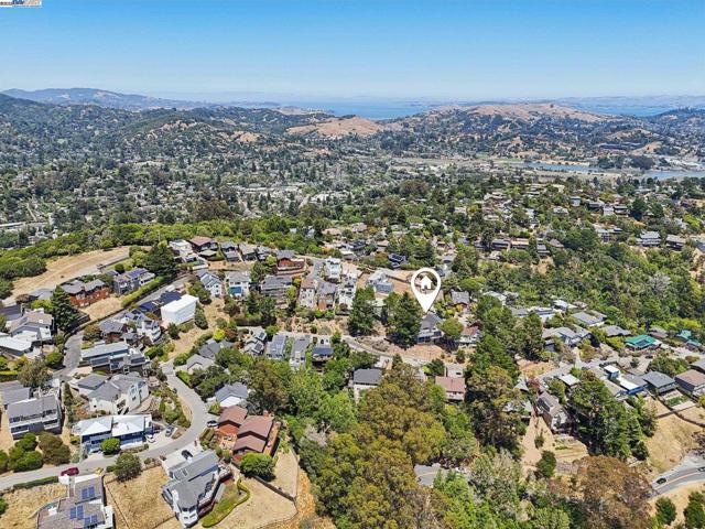 1218 Lattie Ln, Mill Valley CA: https://media.crmls.org/mediaz/e300afd2-bab3-4e4b-8ff6-93722e70a75f.jpg