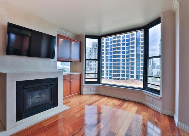 500 W Harbor Dr, San Diego CA: https://media.crmls.org/mediaz/e30144fa-e064-405b-b688-65131a5ec383.jpg