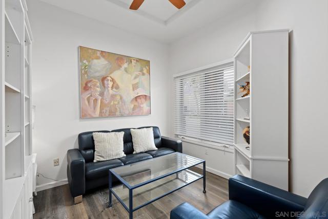 716 Glenview Ln, La Jolla CA: https://media.crmls.org/mediaz/e3018004-7628-443d-9a88-4d0d7c4f3ee9.jpg