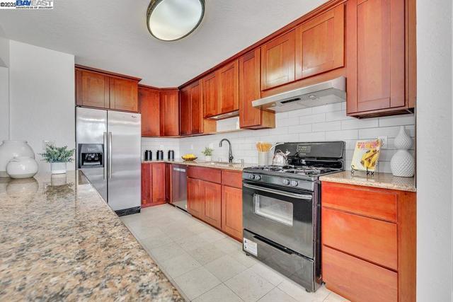 21917 Nugget Canyon Dr, Castro Valley CA: https://media.crmls.org/mediaz/e3035e38-eb37-4df1-9164-31b690c245e7.jpg