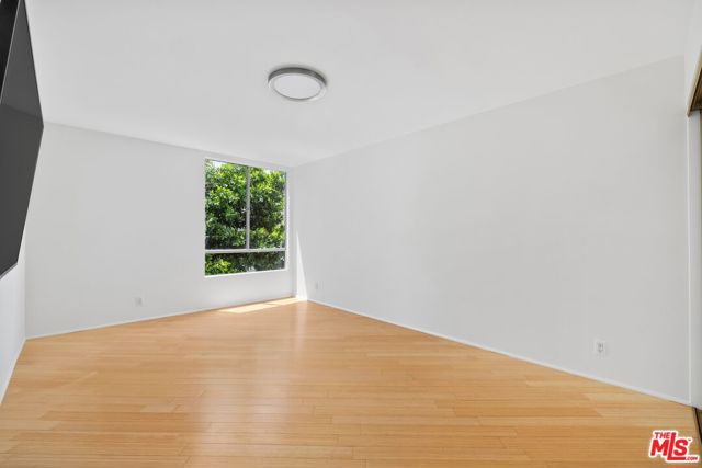 429 N Oakhurst Drive, Beverly Hills CA: https://media.crmls.org/mediaz/e3040a82-55c6-4c82-b6f3-c278ec823c3d.jpg