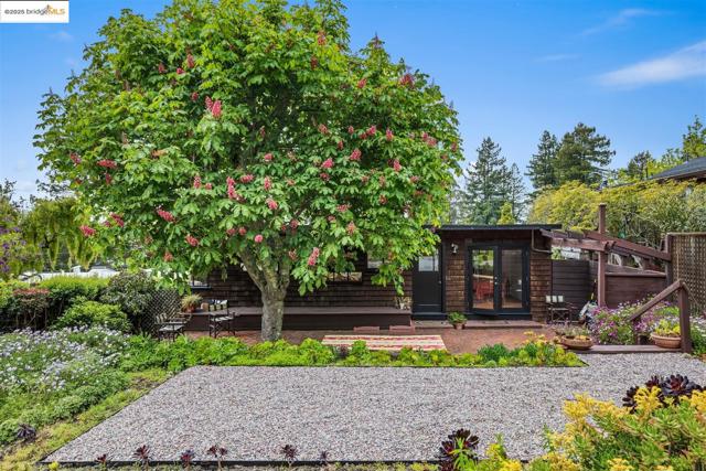 199 Fairlawn Dr, Berkeley CA: https://media.crmls.org/mediaz/e304a743-2322-42c3-affc-3af5bddba38d.jpg