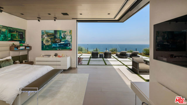 5012 Carbon Beach Terrace, Malibu CA: https://media.crmls.org/mediaz/e305f858-e283-4e0f-bfd6-31126e9aace4.jpg