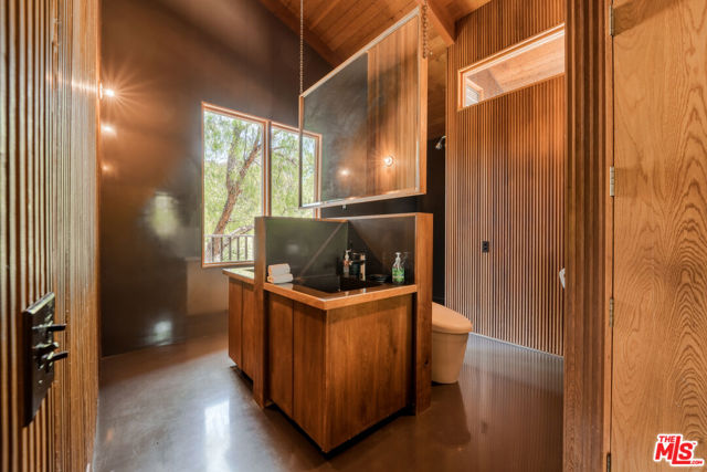 421 Westlake Boulevard, Malibu CA: https://media.crmls.org/mediaz/e3060b05-033a-48cf-83b9-d0630577e34a.jpg
