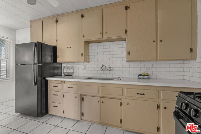 2421 Cloy Avenue, Venice CA: https://media.crmls.org/mediaz/e306fe49-e8fd-4d0d-9dd1-3f7058d8732b.jpg
