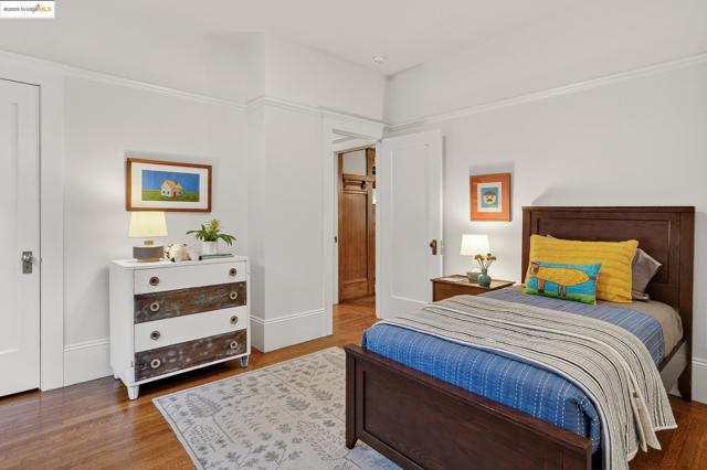 541 Boulevard Way, Piedmont CA: https://media.crmls.org/mediaz/e3073813-d2a8-4adf-a314-a01d22b2e867.jpg