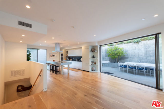 8465 Franklin Avenue, West Hollywood CA: https://media.crmls.org/mediaz/e308591b-a4b1-46e8-a3ce-81e25ca61341.jpg