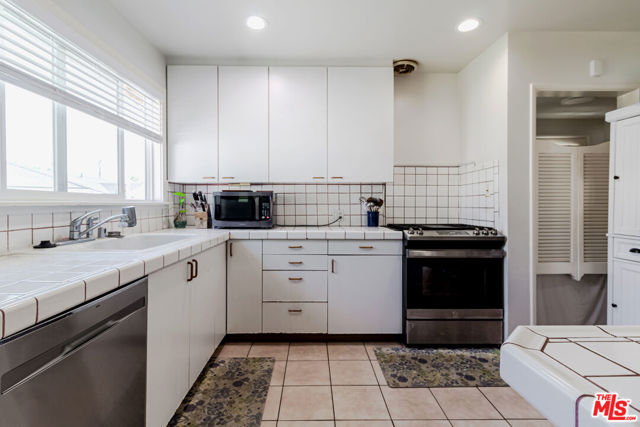 18240 Weddington Street, Tarzana CA: https://media.crmls.org/mediaz/e308e7d0-a164-4438-96ab-4ee1d7325f39.jpg