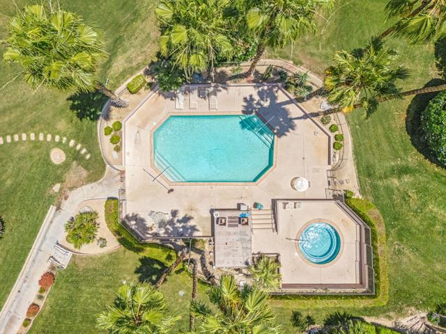 49006 Foxtail Lane, Palm Desert CA: https://media.crmls.org/mediaz/e30b1e6f-c23c-4f4b-bff8-2a589202b928.jpg