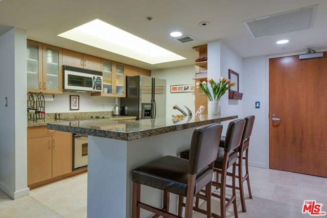 13700 MARINA POINTE Drive, Marina del Rey CA: https://media.crmls.org/mediaz/e30c7da0-c514-4b47-a4f4-34c1bea36277.jpg