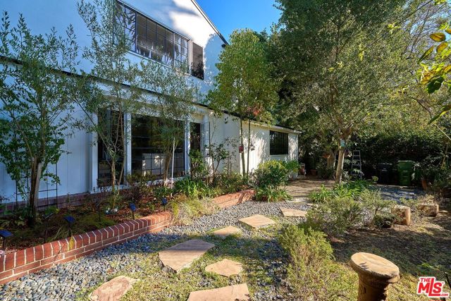728 S Windsor Boulevard, Los Angeles CA: https://media.crmls.org/mediaz/e30cb79a-038a-4c34-86bf-61fc67ca1c21.jpg