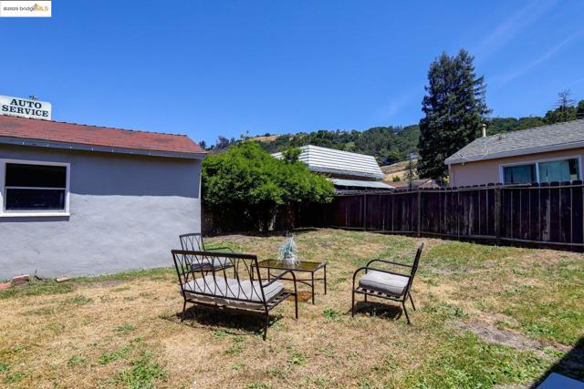 4103 Dickson Ct, Oakland CA: https://media.crmls.org/mediaz/e30d02ba-87a8-4d2a-bd51-d5f431700431.jpg