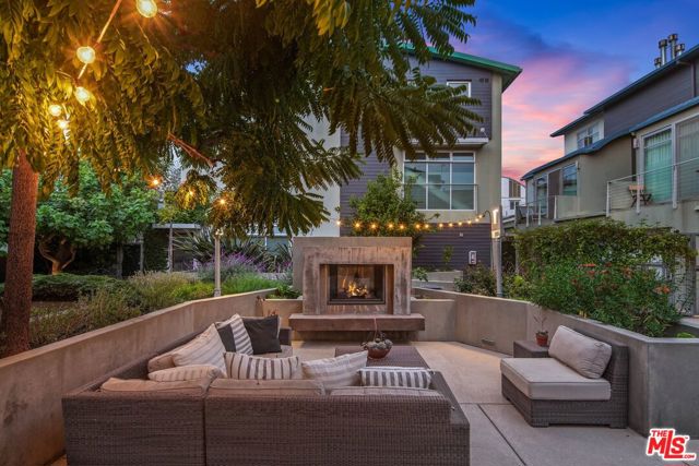 512 Brooks Avenue, Venice CA: https://media.crmls.org/mediaz/e30d7fa9-b8be-4811-afbe-f869ae240ec3.jpg