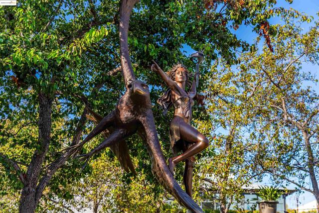 410 Webster St, Oakland CA: https://media.crmls.org/mediaz/e30f2032-8090-429b-89d6-6397d7e850bc.jpg