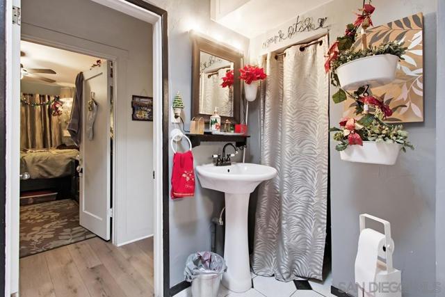 1654 LINWOOD, San Diego CA: https://media.crmls.org/mediaz/e30fbdc2-db34-4301-bc67-b2d8920fd425.jpg