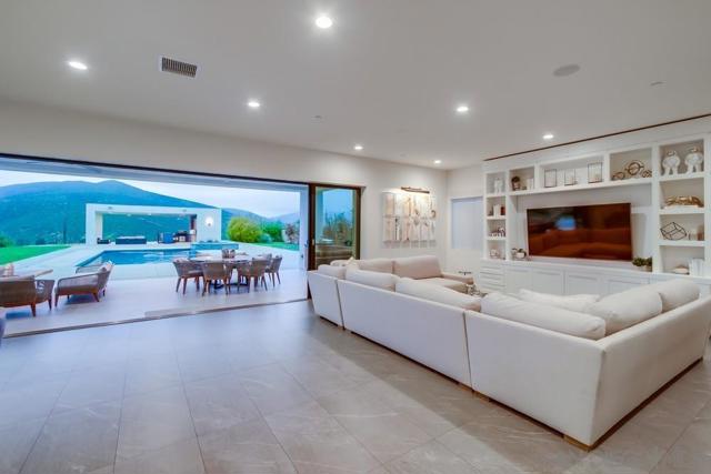 2885 Gate Three Place, Chula Vista CA: https://media.crmls.org/mediaz/e311322a-9d3e-4533-8c95-37ecc12c3b45.jpg