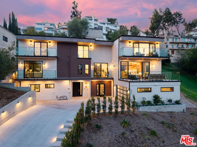 5221 Campo Road, Woodland Hills CA: https://media.crmls.org/mediaz/e311f624-c16b-41ac-865f-d0114269faea.jpg