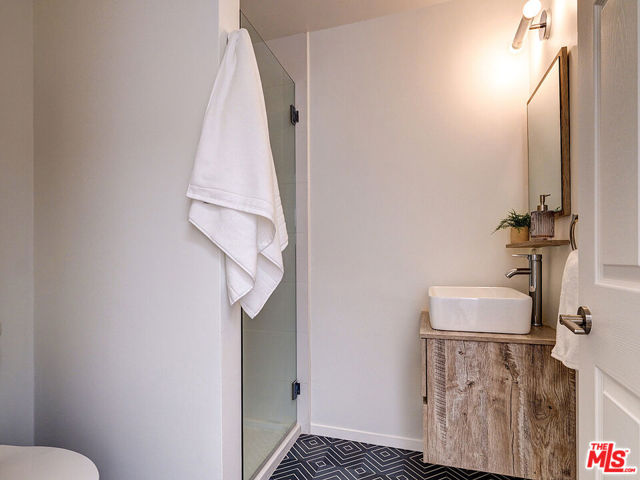 422 W Avenue 37, Los Angeles CA: https://media.crmls.org/mediaz/e3127d67-c6ef-420a-863d-24276aeeb294.jpg
