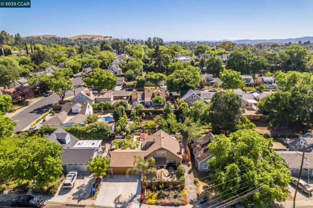 4218 Cobblestone Dr, Concord CA: https://media.crmls.org/mediaz/e312fae9-3106-425b-a97e-21b1f2f2a6dc.jpg