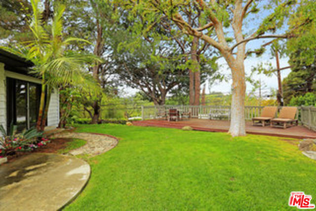 8049 Briar Summit Drive, Los Angeles CA: https://media.crmls.org/mediaz/e3131a6c-7909-47eb-8dff-dfd62bddb941.jpg