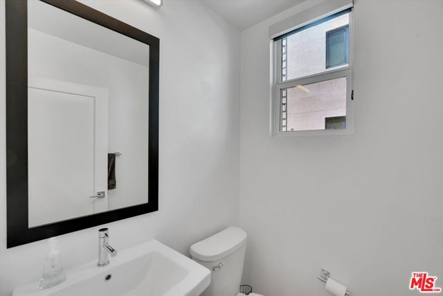 2927 Exposition Place, Los Angeles CA: https://media.crmls.org/mediaz/e3139916-0cd6-49aa-ae9b-927057ed1227.jpg