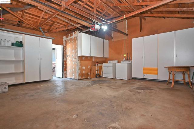 44 Oak Hill Cir, Oakland CA: https://media.crmls.org/mediaz/e313ffcb-3d77-48c6-aca3-7aa3f76ae58b.jpg