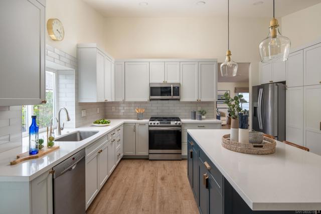 11766 Clearwood Ct, San Diego CA: https://media.crmls.org/mediaz/e3150b37-85e2-437d-847b-2b2f4e244123.jpg
