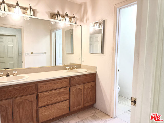 1137 Eagle Vista Drive, Los Angeles CA: https://media.crmls.org/mediaz/e3150bfb-b09c-4413-8d48-fb0d367f920b.jpg