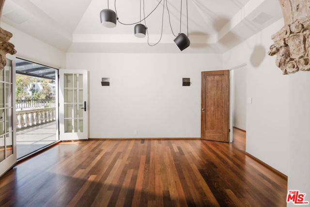 1302 Sweetzer Avenue, West Hollywood CA: https://media.crmls.org/mediaz/e3154a03-fbdb-4886-9e37-65071b523c67.jpg