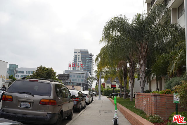 6226 3/4 De Longpre Avenue, Los Angeles CA: https://media.crmls.org/mediaz/e3164c08-19c6-41cc-826f-a956c909e405.jpg