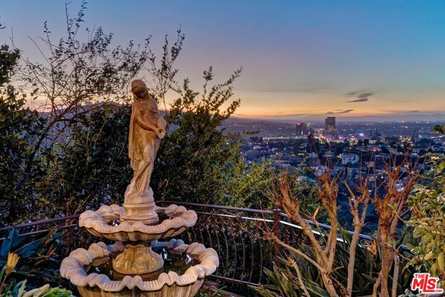 3595 Wonder View Drive, Los Angeles CA: https://media.crmls.org/mediaz/e3167857-cd4e-4b45-bb13-bef5c77add49.jpg