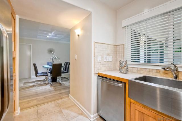 4240 Porte De Palmas, San Diego CA: https://media.crmls.org/mediaz/e31683c1-049d-43ba-ba83-689ce11ac4ae.jpg
