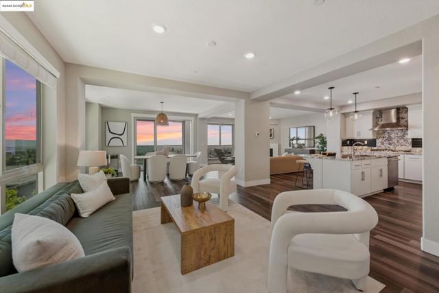 6757 Skyview Dr, Oakland CA: https://media.crmls.org/mediaz/e316d404-c315-4885-8949-ec00e21adf24.jpg