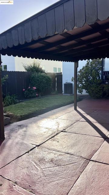 2526 64th Ave, Oakland CA: https://media.crmls.org/mediaz/e316fad4-1600-47af-89de-bf52720008a4.jpg