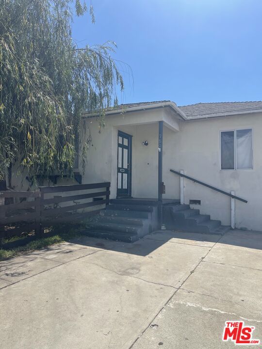 780 E Walton Street, Signal Hill CA: https://media.crmls.org/mediaz/e3184a4c-e5e1-424d-bfd4-3d3d3894a07a.jpg
