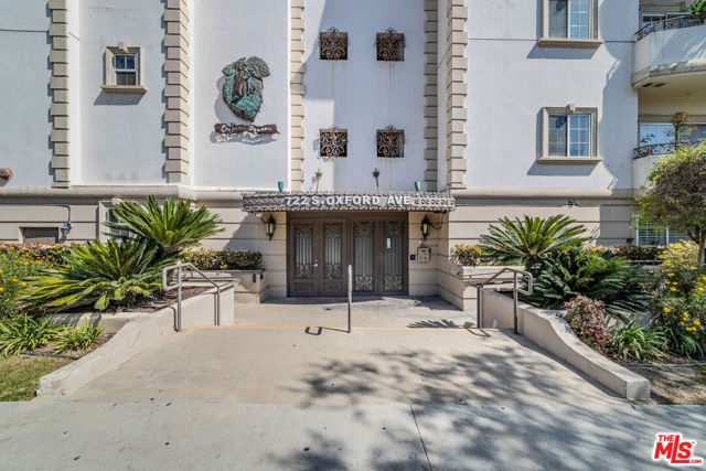 722 S Oxford Avenue, Los Angeles CA: https://media.crmls.org/mediaz/e318d000-a529-4594-9e65-b95e084107d8.jpg