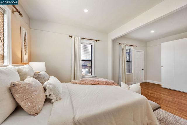 941 45Th St, Oakland CA: https://media.crmls.org/mediaz/e318d861-6084-4291-8507-9d763982a726.jpg