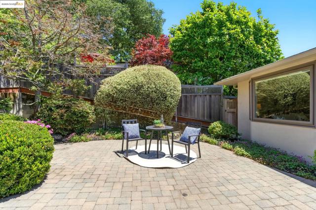 25 Holyrood Manor, Oakland CA: https://media.crmls.org/mediaz/e3191e90-afd5-43aa-850a-fb3fbd100d5c.jpg