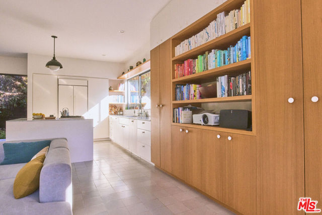 906 Superba Avenue, Venice CA: https://media.crmls.org/mediaz/e319600e-2032-4f91-955d-64ce31c1d9dc.jpg