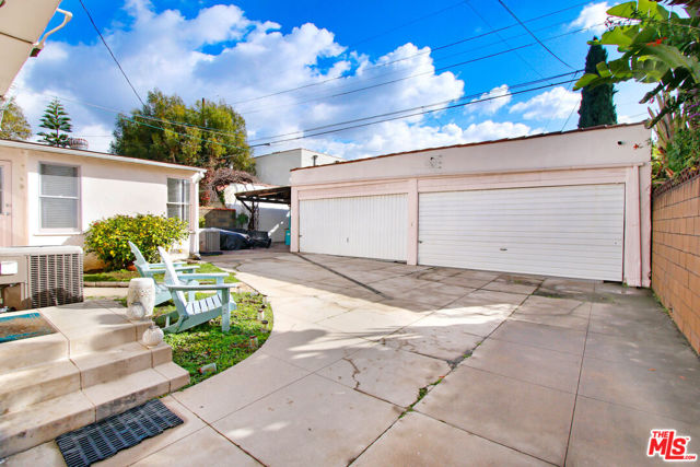 1020 Hi Point Street, Los Angeles CA: https://media.crmls.org/mediaz/e31a0968-958a-432a-a90d-7b53459231de.jpg