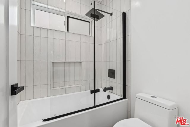 2700 S Palm Grove Avenue, Los Angeles CA: https://media.crmls.org/mediaz/e31a4750-541a-4484-9379-7a0bdfdd4245.jpg