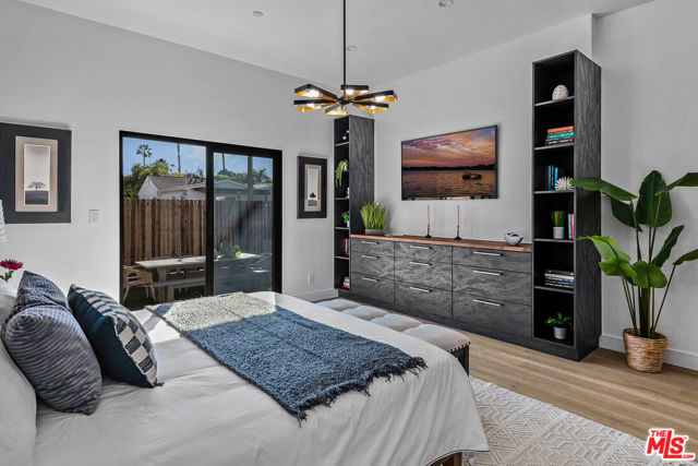 17624 Martha Street, Encino CA: https://media.crmls.org/mediaz/e31be639-e083-4f0e-8e11-213aca5e93dd.jpg