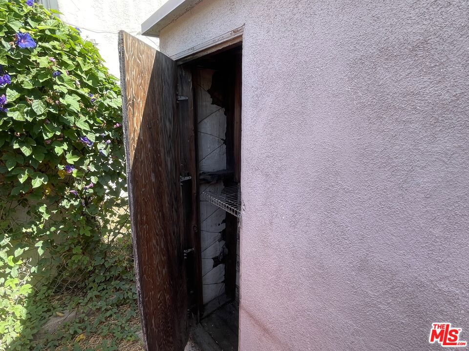 https://media.crmls.org/mediaz/e31d3ca8-ba96-425e-928a-3289b7fdc2d2.jpg?preset=X-Large