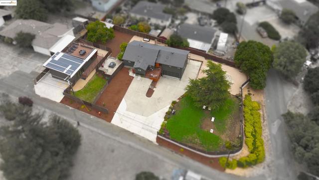 2391 Rancho Rd, El Sobrante CA: https://media.crmls.org/mediaz/e31dbdef-1c02-4f4e-90d9-89d874c457d8.jpg