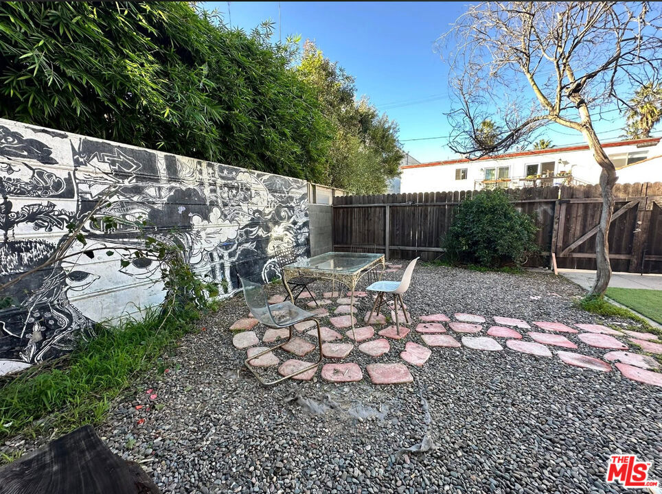 https://media.crmls.org/mediaz/e31dd969-ed74-40b8-a36e-dcca623579c2.jpg?preset=X-Large